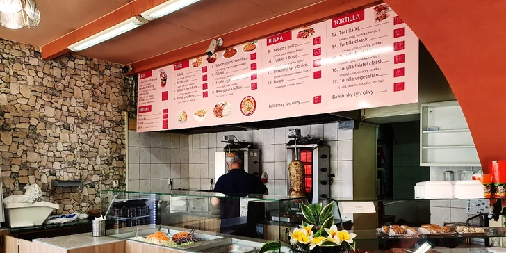 Rychlá svačina: kebab v pitě, tortille nebo s nudlemi či rýží, salát a tři druhy omáček