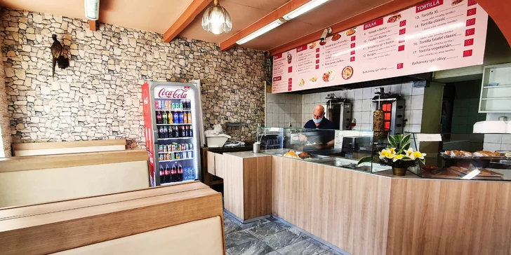 Rychlá svačina: kebab v pitě, tortille nebo s nudlemi či rýží, salát a tři druhy omáček