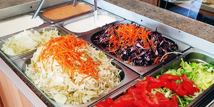 Rychlá svačina: kebab v pitě, tortille nebo s nudlemi či rýží, salát a tři druhy omáček