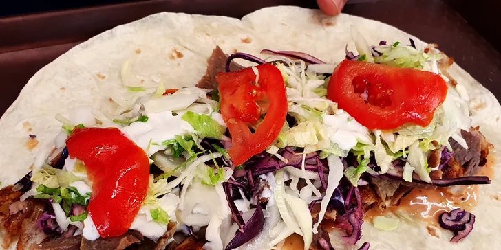 Rychlá svačina: kebab v pitě, tortille nebo s nudlemi či rýží, salát a tři druhy omáček