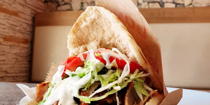 Rychlá svačina: kebab v pitě, tortille nebo s nudlemi či rýží, salát a tři druhy omáček