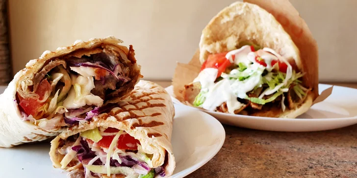 Rychlá svačina: kebab v pitě, tortille nebo s nudlemi či rýží, salát a tři druhy omáček