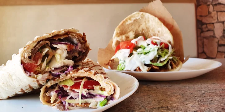 Rychlá svačina: kebab v pitě, tortille nebo s nudlemi či rýží, salát a tři druhy omáček