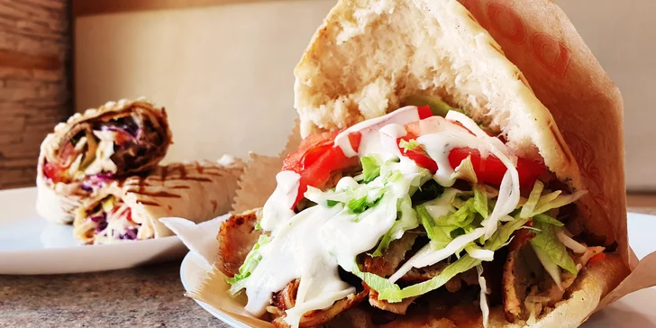 Rychlá svačina: kebab v pitě, tortille nebo s nudlemi či rýží, salát a tři druhy omáček