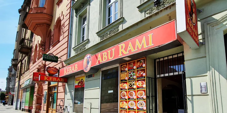 Rychlá svačina: kebab v pitě, tortille nebo s nudlemi či rýží, salát a tři druhy omáček