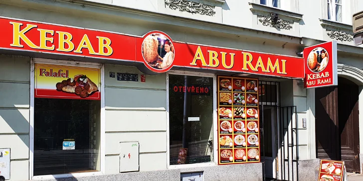 Rychlá svačina: kebab v pitě, tortille nebo s nudlemi či rýží, salát a tři druhy omáček