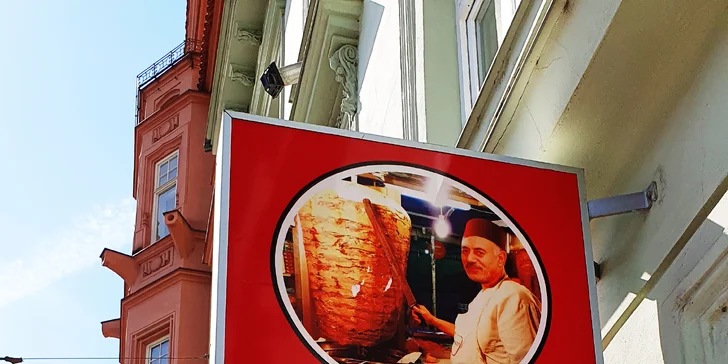 Rychlá svačina: kebab v pitě, tortille nebo s nudlemi či rýží, salát a tři druhy omáček