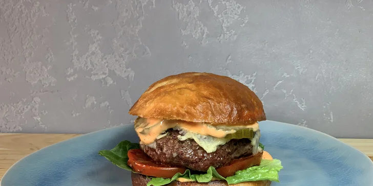 Burger dle výběru: hranolky či coleslaw i domácí omáčka pro 1 nebo 2 osoby