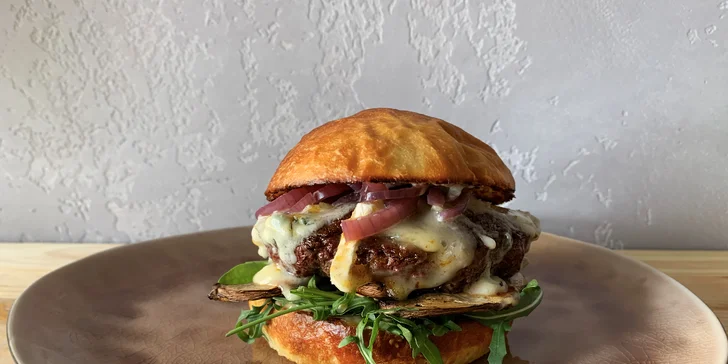 Burger dle výběru: hranolky či coleslaw i domácí omáčka pro 1 nebo 2 osoby