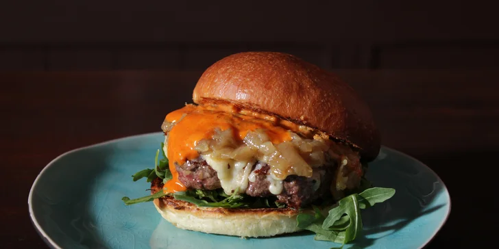Burger dle výběru: hranolky či coleslaw i domácí omáčka pro 1 nebo 2 osoby