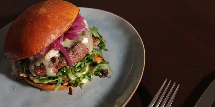 Burger dle výběru: hranolky či coleslaw i domácí omáčka pro 1 nebo 2 osoby