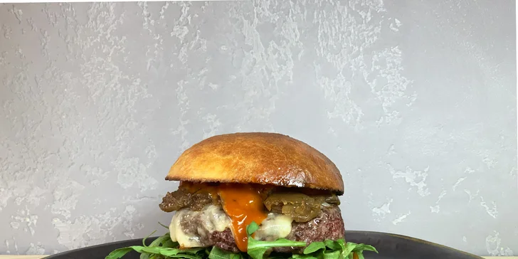 Burger dle výběru: hranolky či coleslaw i domácí omáčka pro 1 nebo 2 osoby