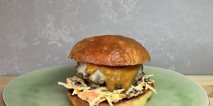 Burger dle výběru: hranolky či coleslaw i domácí omáčka pro 1 nebo 2 osoby