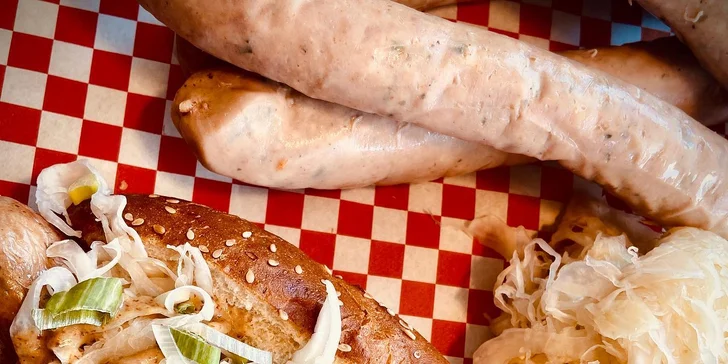 Hot dog podle výběru, hranolky a omáčka pro jednoho či dva na Dejvické
