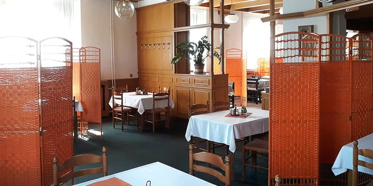 Masové prkno pro 2 nebo 4 osoby: příloha, hořčice, křen, pivo i pečivo