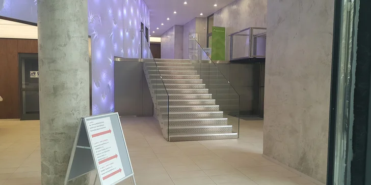  Pravidelná kosmetická masáž napomáhá k pevnější a pružnější pleti. 