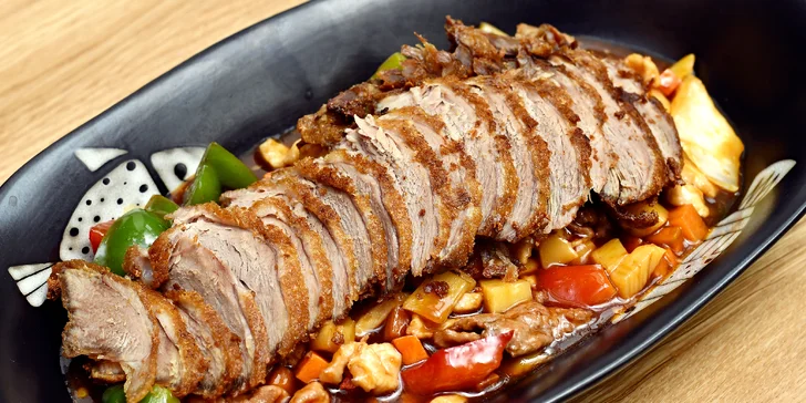 30% sleva na jídlo i nápoje v karlínské restauraci Fuku wok & sushi: saláty, tradiční polévky, nudle i sushi