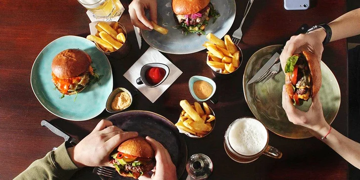 Burger dle výběru: hranolky či coleslaw i domácí omáčka pro 1 nebo 2 osoby