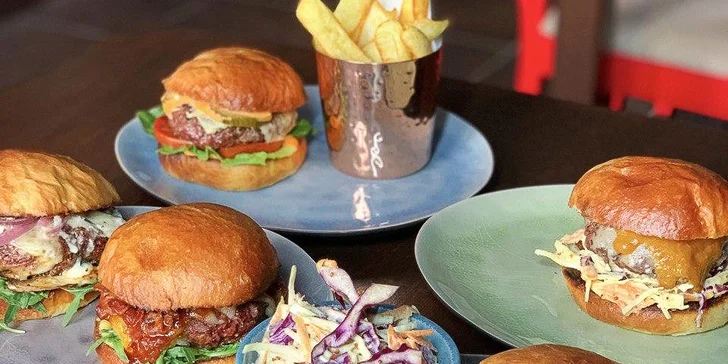 Burger dle výběru: hranolky či coleslaw i domácí omáčka pro 1 nebo 2 osoby