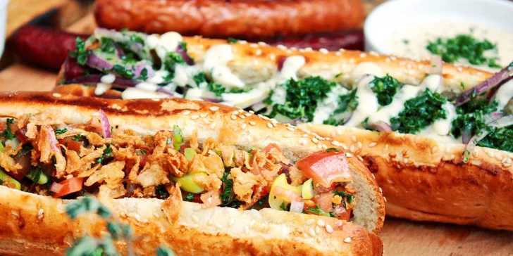 Hot dog podle výběru, hranolky a omáčka pro jednoho či dva na Dejvické