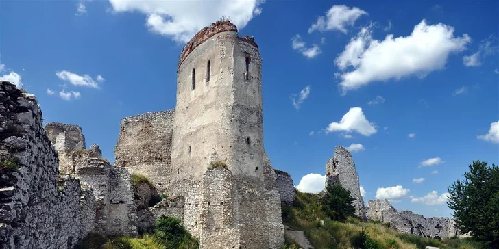 Do Trenčína a za Čachtickou paní: jednodenní výlet busem, termín v týdnu i o víkendu