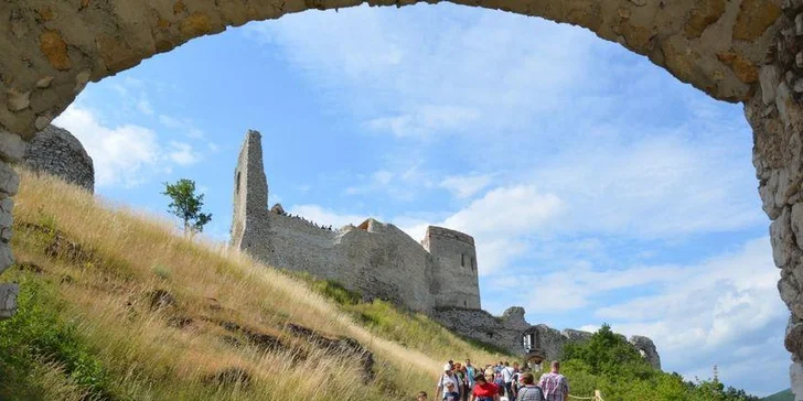 Do Trenčína a za Čachtickou paní: jednodenní výlet busem, termín v týdnu i o víkendu