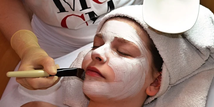 Nechte se hýčkat: kompletní ošetření pleti, denní líčení i masáž podle výběru
