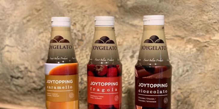 Osvěžení u Karlova mostu: jogurtová zmrzlina s topingy v množství, kolik kelímek unese