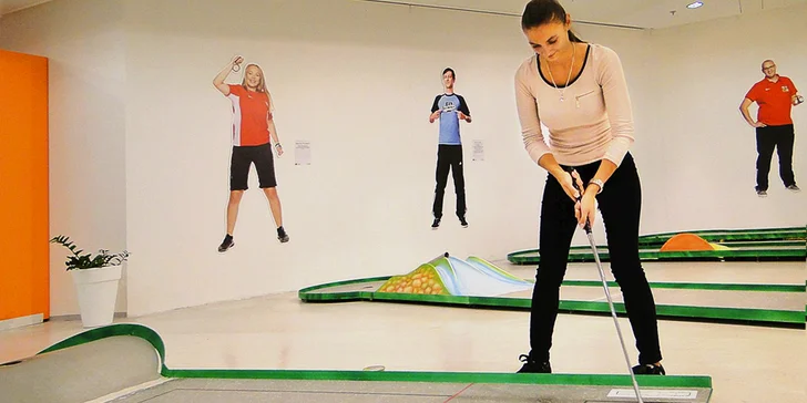 Krytý minigolf v centru Prahy vedený profíky: Celodenní vstup včetně půjčení holí