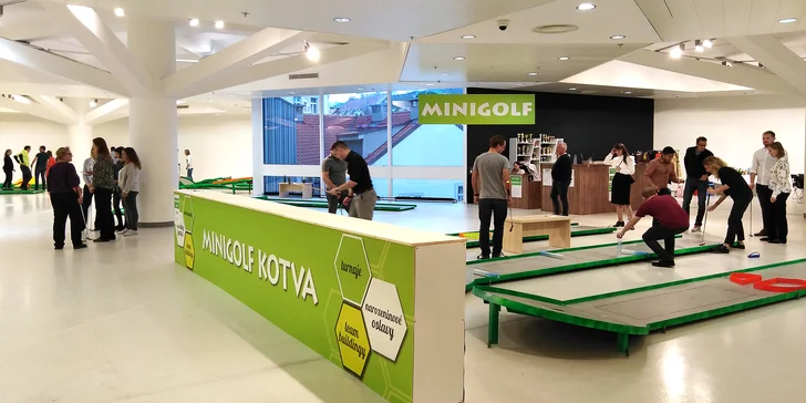 Krytý minigolf v centru Prahy vedený profíky: Celodenní vstup včetně půjčení holí