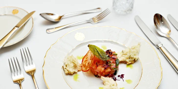 5* degustační menu pro dva v Grandhotelu Bohemia: grilovaná šunka, jarní kuřátko i flambovaná palačinka