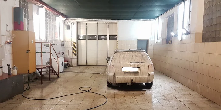 Aplikace tekutých stěračů na přední nebo všechna okna i balíček vč. voskování vozu