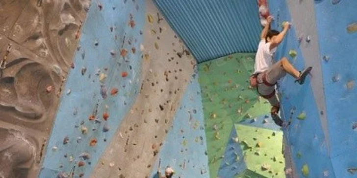 249 Kč za zkušební hodinu na stěně s instruktorem a neomezené lezení v hodnotě 490 Kč. Vydejte se na vrchol při boulderingu i na laně.
