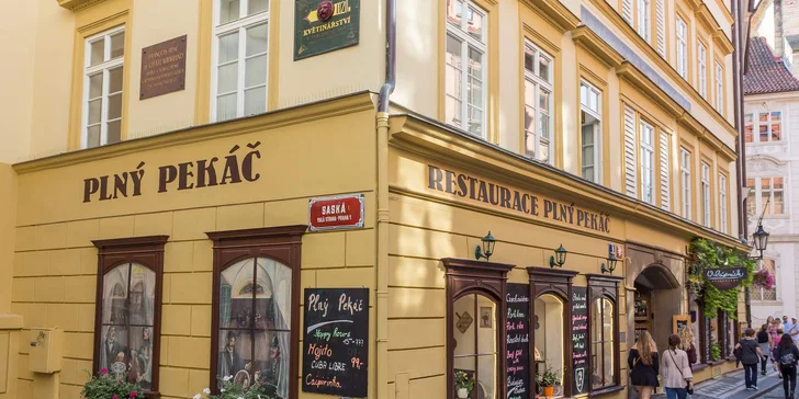 Pekáč plný 1 kg grilovaných dobrot pro 2 osoby: žebra, stehýnka, klobása, zelenina, dip i chleba