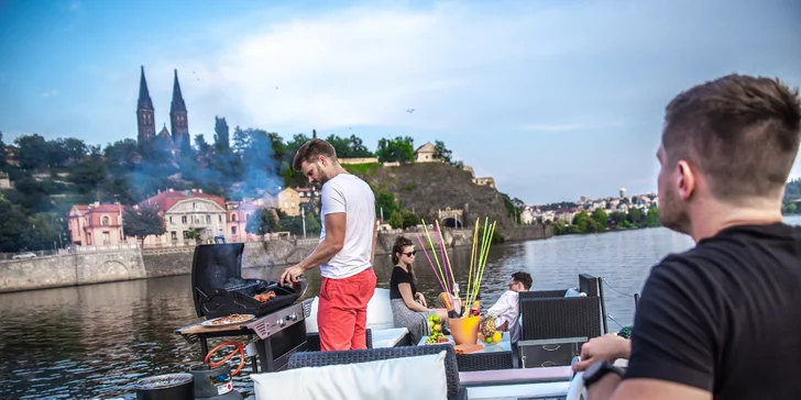 3–5hod. privátní plavba po Vltavě pro partu přátel: sud piva nebo prosecco