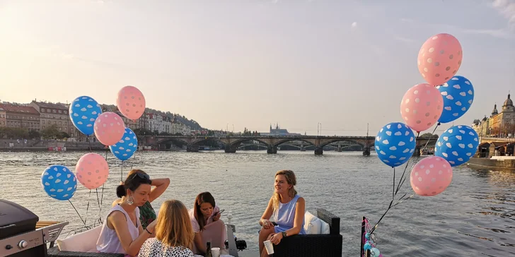 3–5hod. privátní plavba po Vltavě pro partu přátel: sud piva nebo prosecco