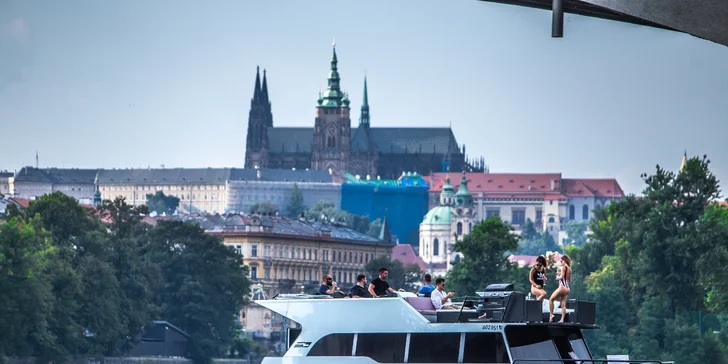 3–5hod. privátní plavba po Vltavě pro partu přátel: sud piva nebo prosecco