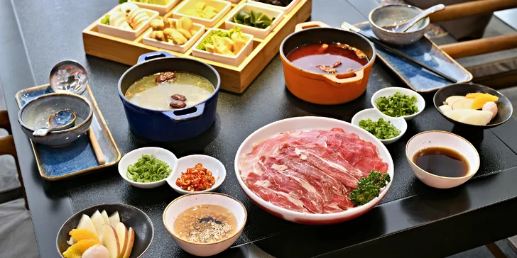 Bašta vařená přímo před očima: čínský hot pot s masem, zeleninou a houbami ve Slovanském domě