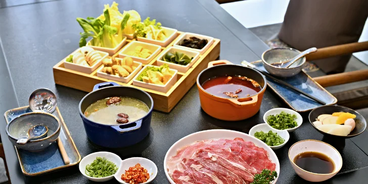 Bašta vařená přímo před očima: čínský hot pot s masem, zeleninou a houbami ve Slovanském domě