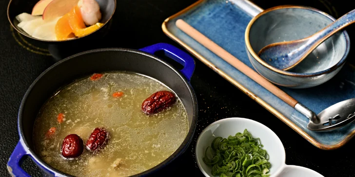 Bašta vařená přímo před očima: čínský hot pot s masem, zeleninou a houbami ve Slovanském domě