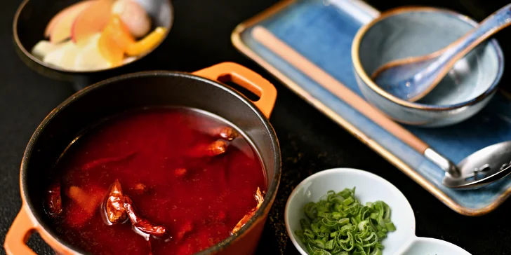 Bašta vařená přímo před očima: čínský hot pot s masem, zeleninou a houbami ve Slovanském domě