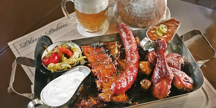 Pekáč plný 1 kg grilovaných dobrot pro 2 osoby: žebra, stehýnka, klobása, zelenina, dip i chleba