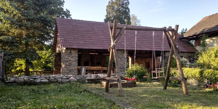 Samota u Budějovic pro partu i větší rodinu: zrekonstruovaný statek, kryté posezení a gril, rozlehlá zahrada