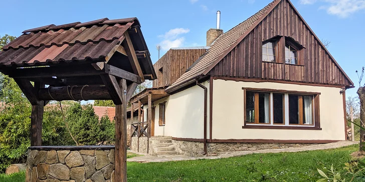 Samota u Budějovic pro partu i větší rodinu: zrekonstruovaný statek, kryté posezení a gril, rozlehlá zahrada