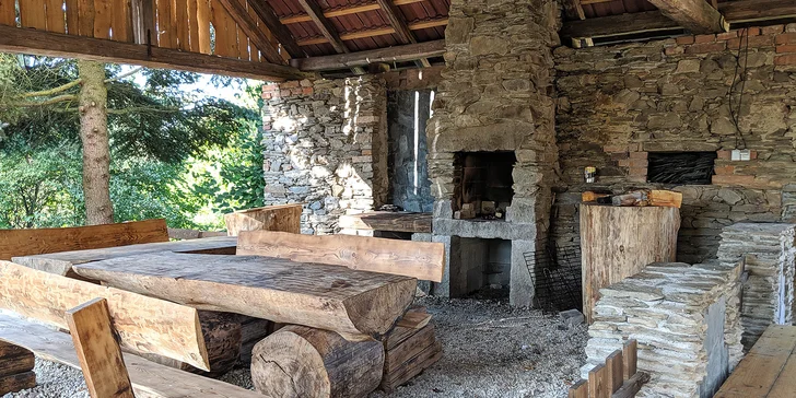 Samota u Budějovic pro partu i větší rodinu: zrekonstruovaný statek, kryté posezení a gril, rozlehlá zahrada