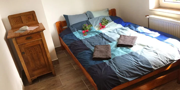 Samota u Budějovic pro partu i větší rodinu: zrekonstruovaný statek, kryté posezení a gril, rozlehlá zahrada