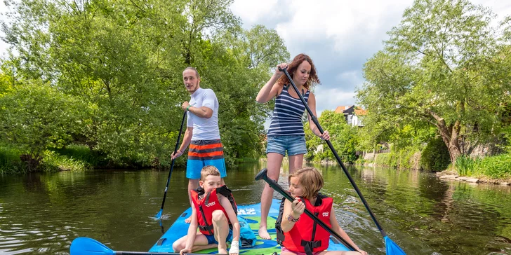 Hodinová plavba historickým Českým Krumlovem na paddleboardu, raftu nebo kánoi pro 1–6 osob