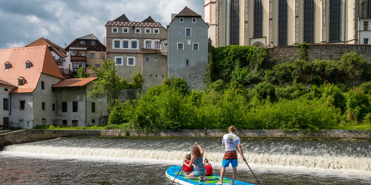 Hodinová plavba historickým Českým Krumlovem na paddleboardu, raftu nebo kánoi pro 1–6 osob