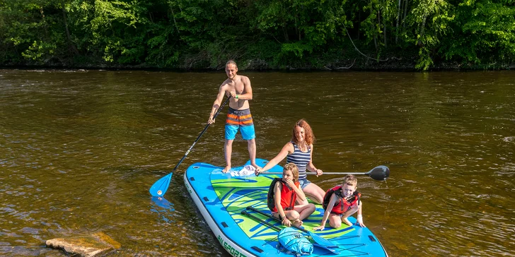 Hodinová plavba historickým Českým Krumlovem na paddleboardu, raftu nebo kánoi pro 1–6 osob