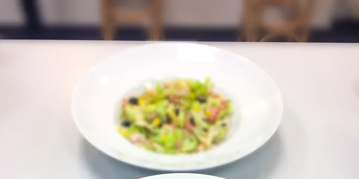 Zdravé a lehké jídlo: rýže s kuřetem i vege nebo francouzský či Caesar salát, pomerančový fresh k obojímu